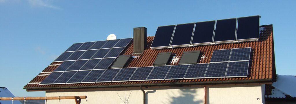 headerbild von elektro nothwang aus owen mit Solarpannel auf dem dach